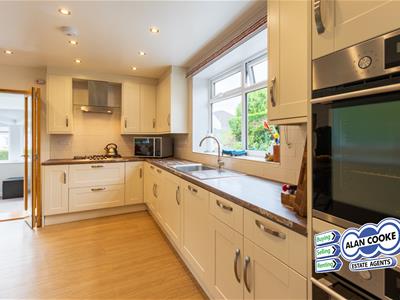 FULLY FITTED DELUXE KITCHEN